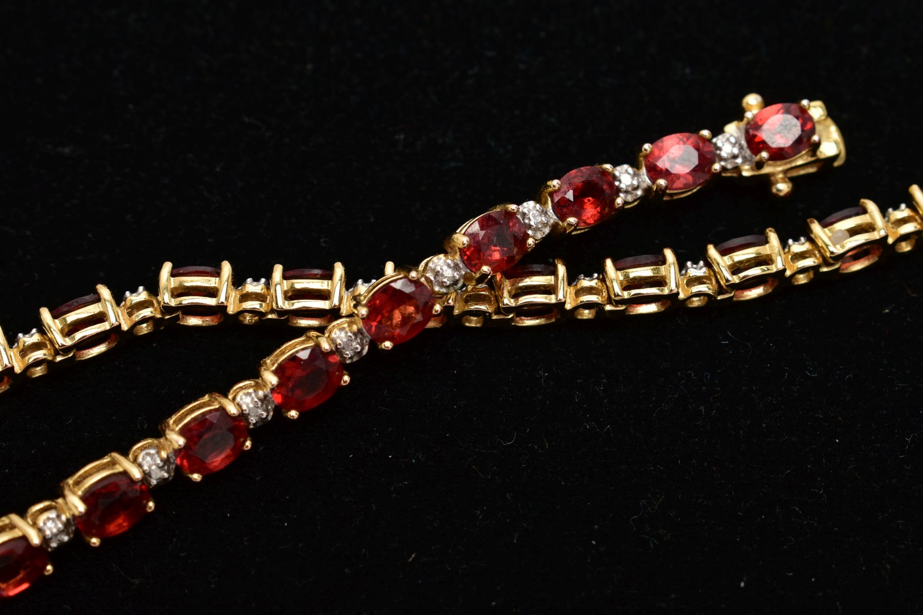 A SELECTION OF JEWELLERY, to include a silver gilt line bracelet, set with oval cut garnets, - Image 3 of 7