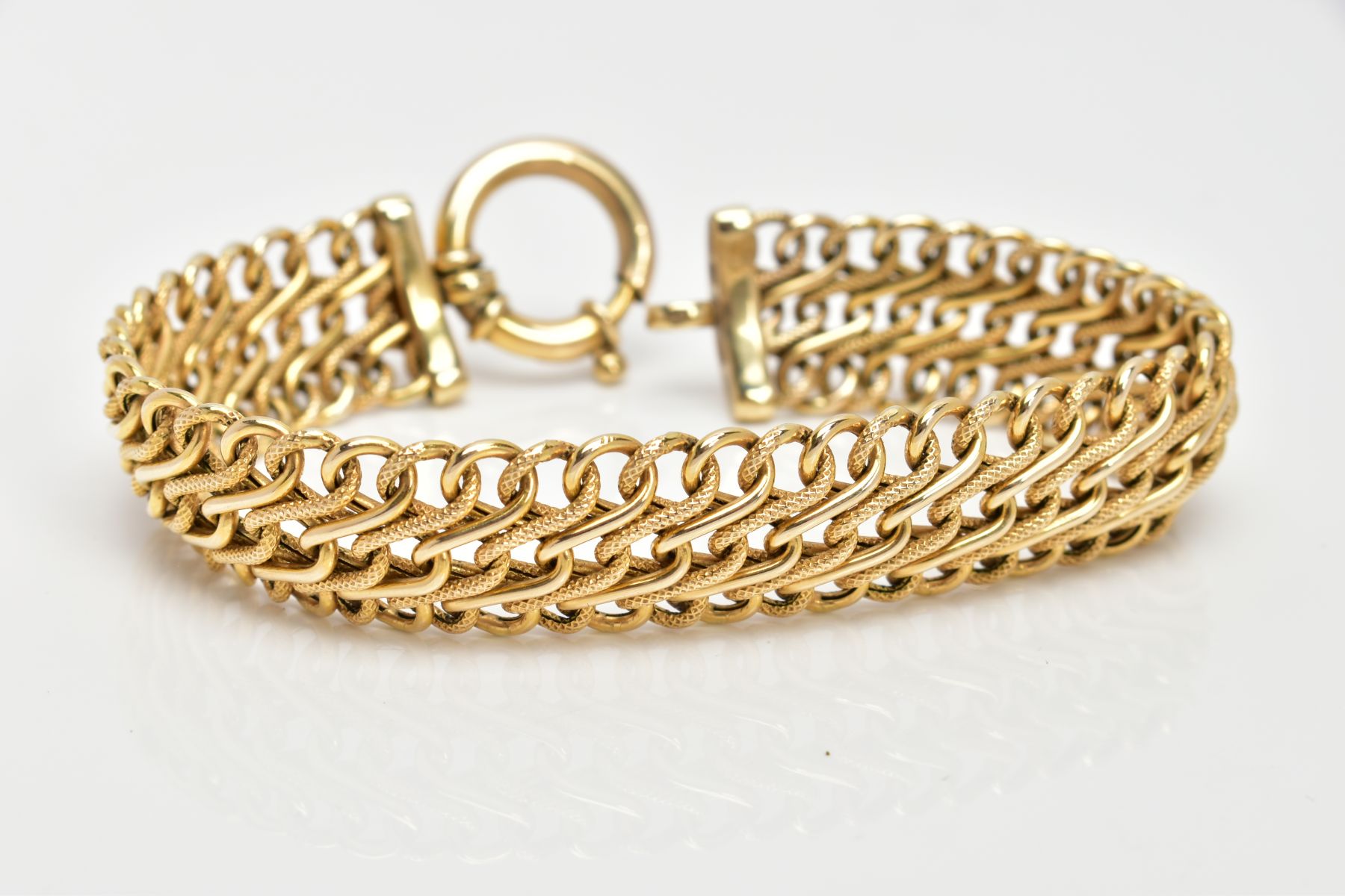 A 9CT GOLD BRACELET, wide bracelet of interlocking 'S' links, alternating textured and none textured