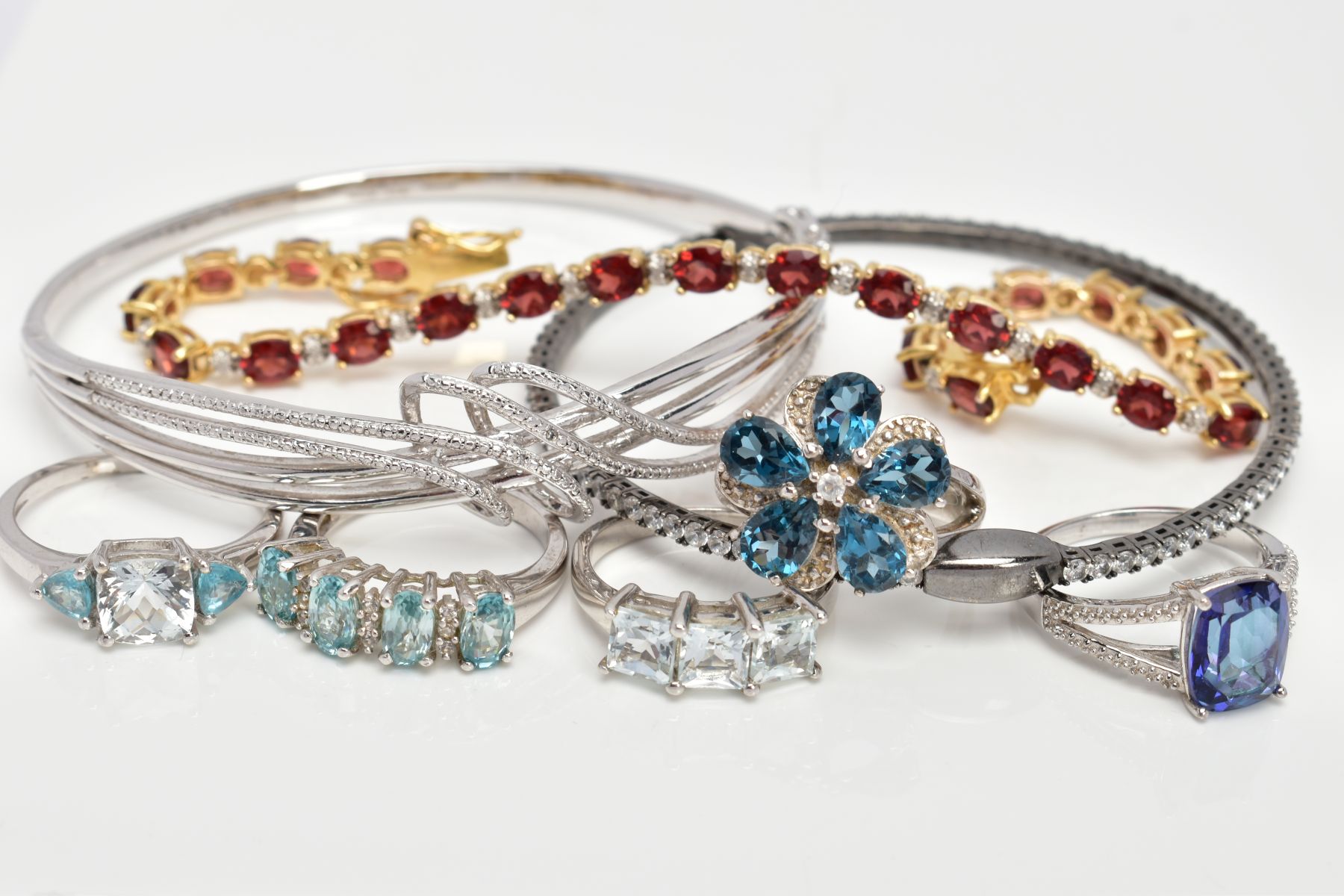 A SELECTION OF JEWELLERY, to include a silver gilt line bracelet, set with oval cut garnets, - Image 4 of 7