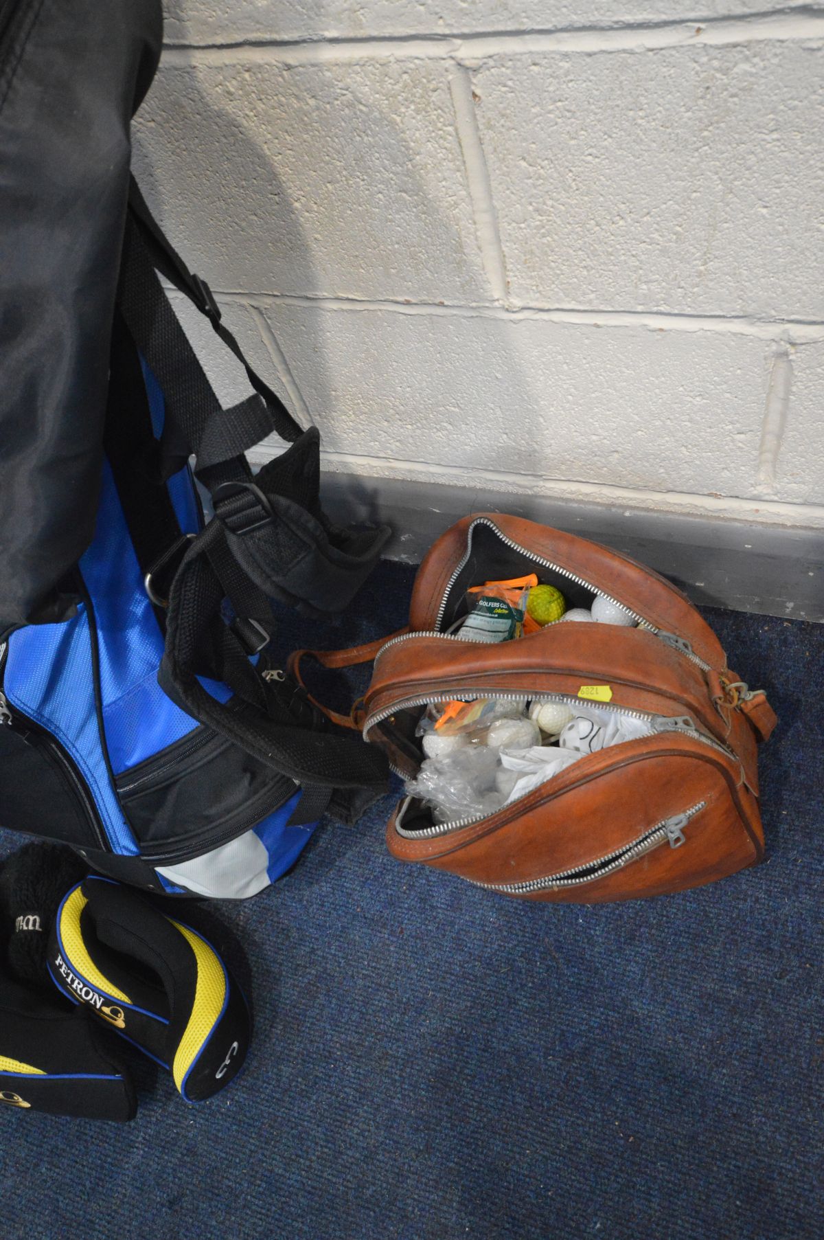 A PETRON GOLF BAG CONTAINING PETRON GOLF CLUBS, and a Dunlop golf club along with a bag of balls and - Image 4 of 4