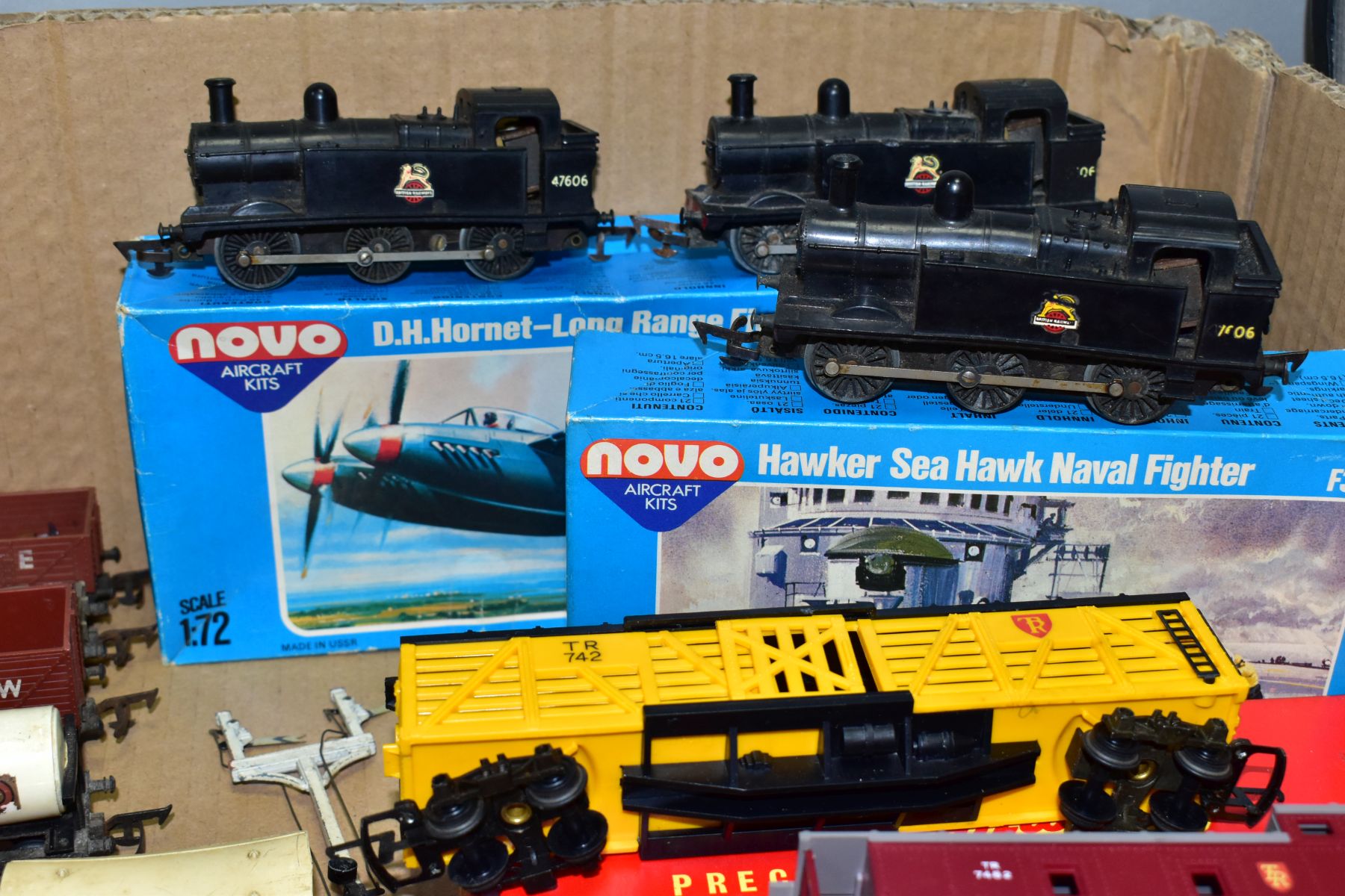 A QUANTITY OF BOXED AND UNBOXED 00 GAUGE MODEL RAILWAY ITEMS, to include three unboxed damaged Tri- - Image 2 of 3