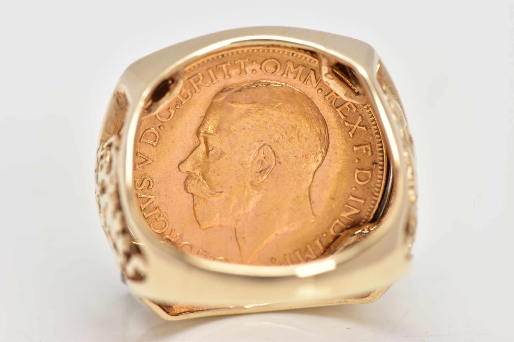 A SOVEREIGN RING, the 1914 George V sovereign within a 9ct gold ring mount with pierced George and - Bild 5 aus 5