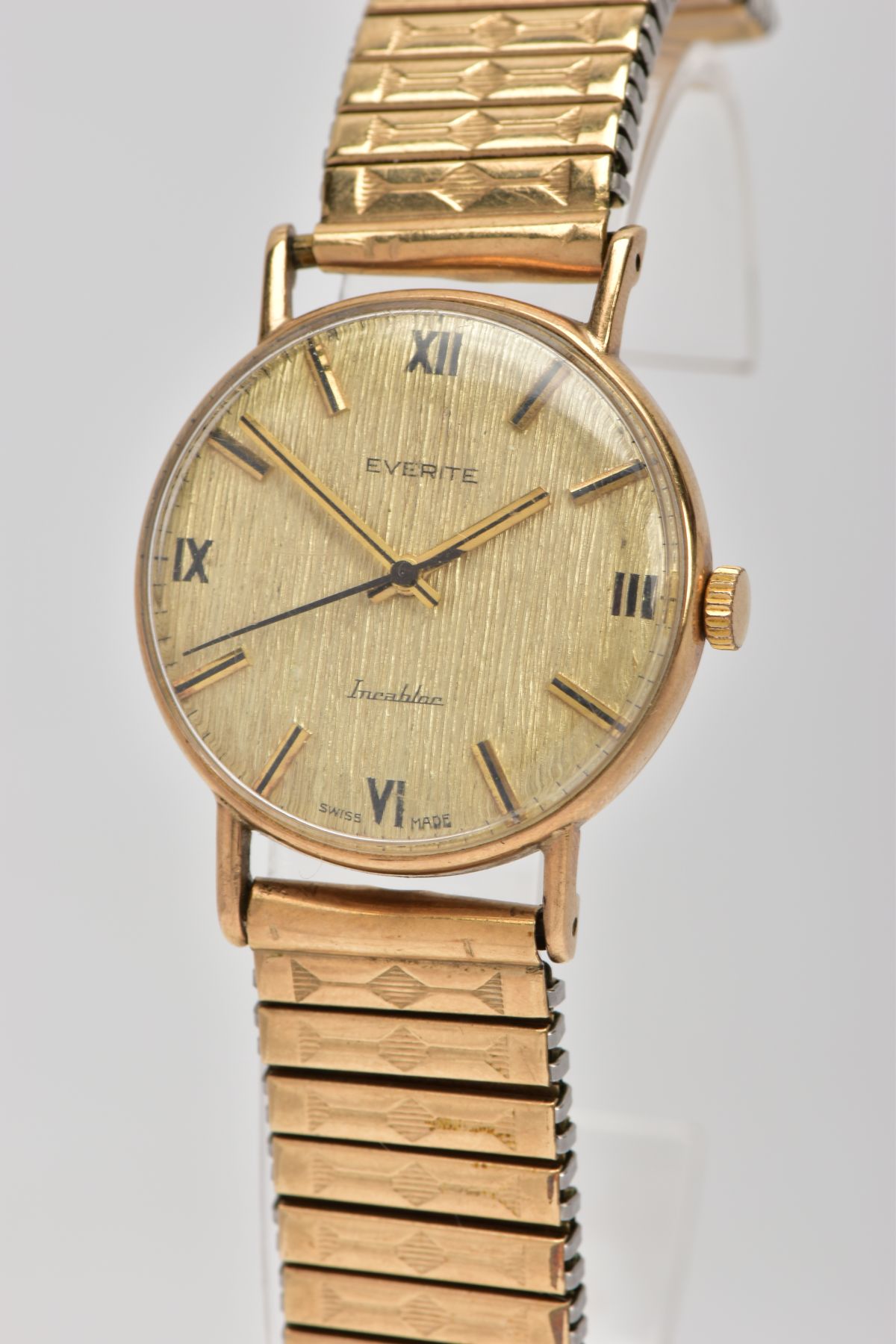 A GENTLEMEN'S 9CT GOLD ‘EVERITE’ WRISTWATCH, hand wound movement, round gold textured dial signed ‘ - Image 2 of 5