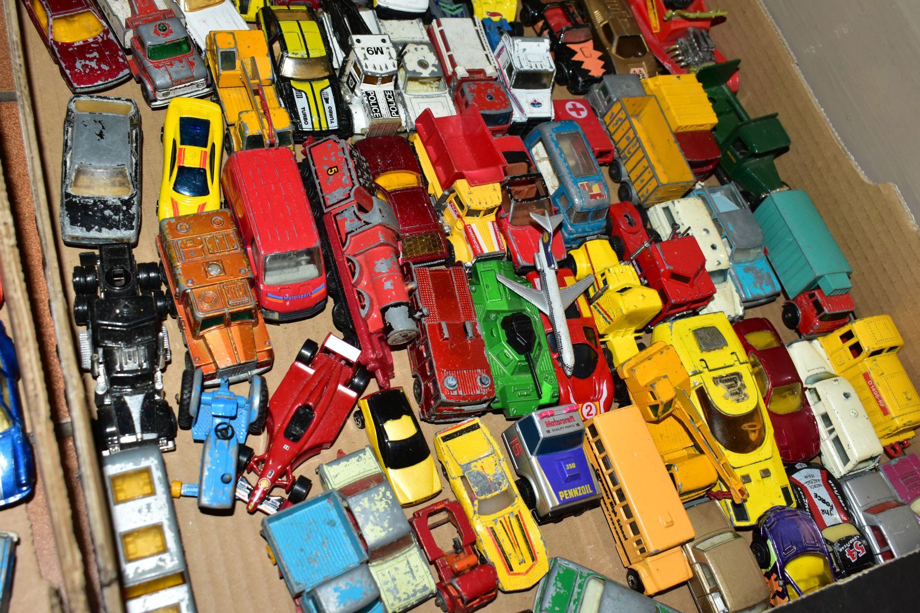 A QUANTITY OF UNBOXED AND ASSORTED PLAYWORN DIECAST VEHICLES, to include Matchbox 1-75 regular and - Image 9 of 9