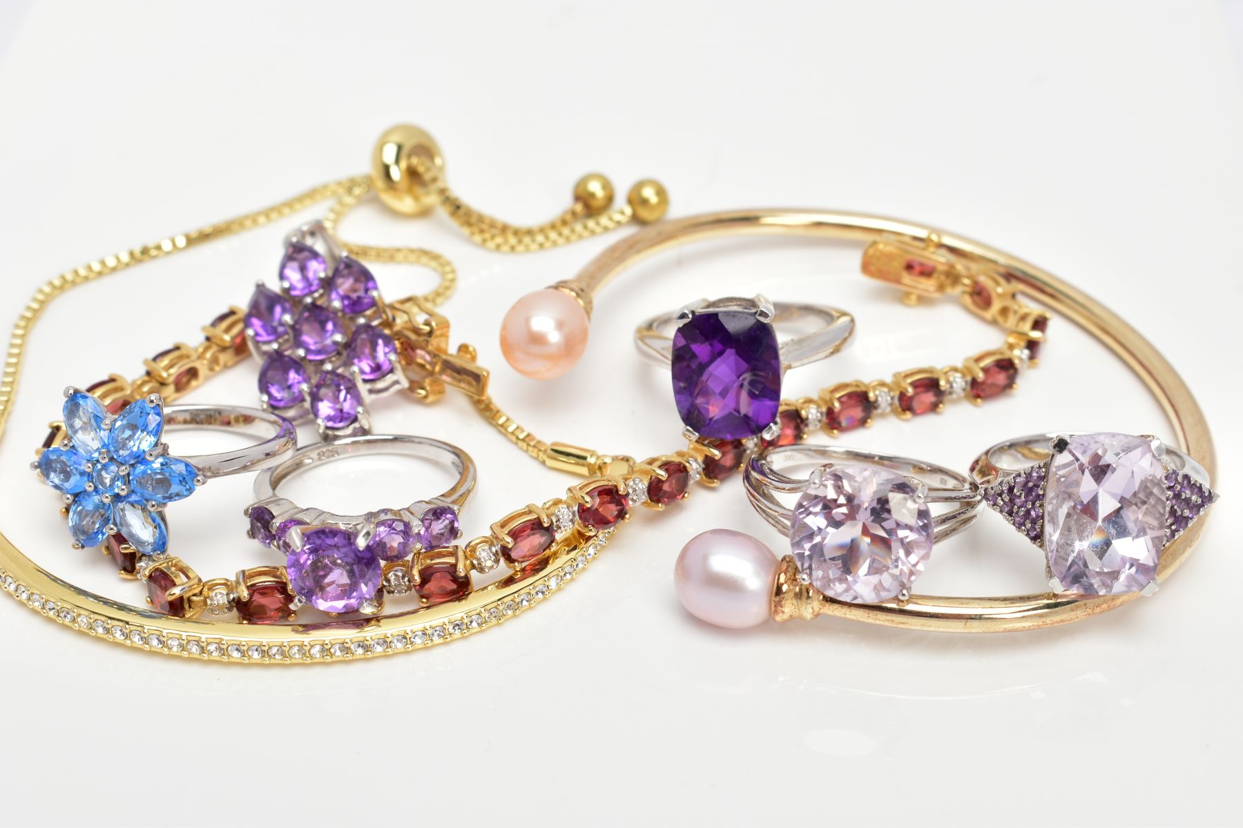 A SELECTION OF JEWELLERY, to include a silver gilt line bracelet, set with oval cut garnets, each - Image 4 of 9