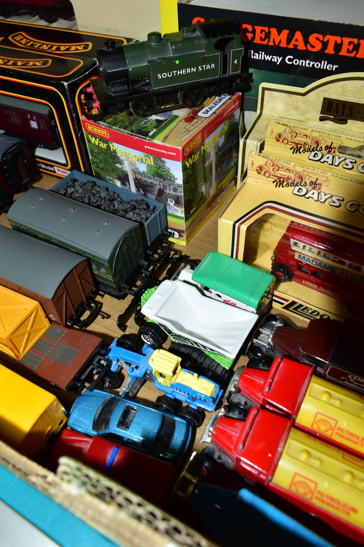 A QUANTITY OF BOXED AND UNBOXED 00 GAUGE MODEL RAILWAY ITEMS, to include two boxed Hornby Railroad - Image 5 of 5