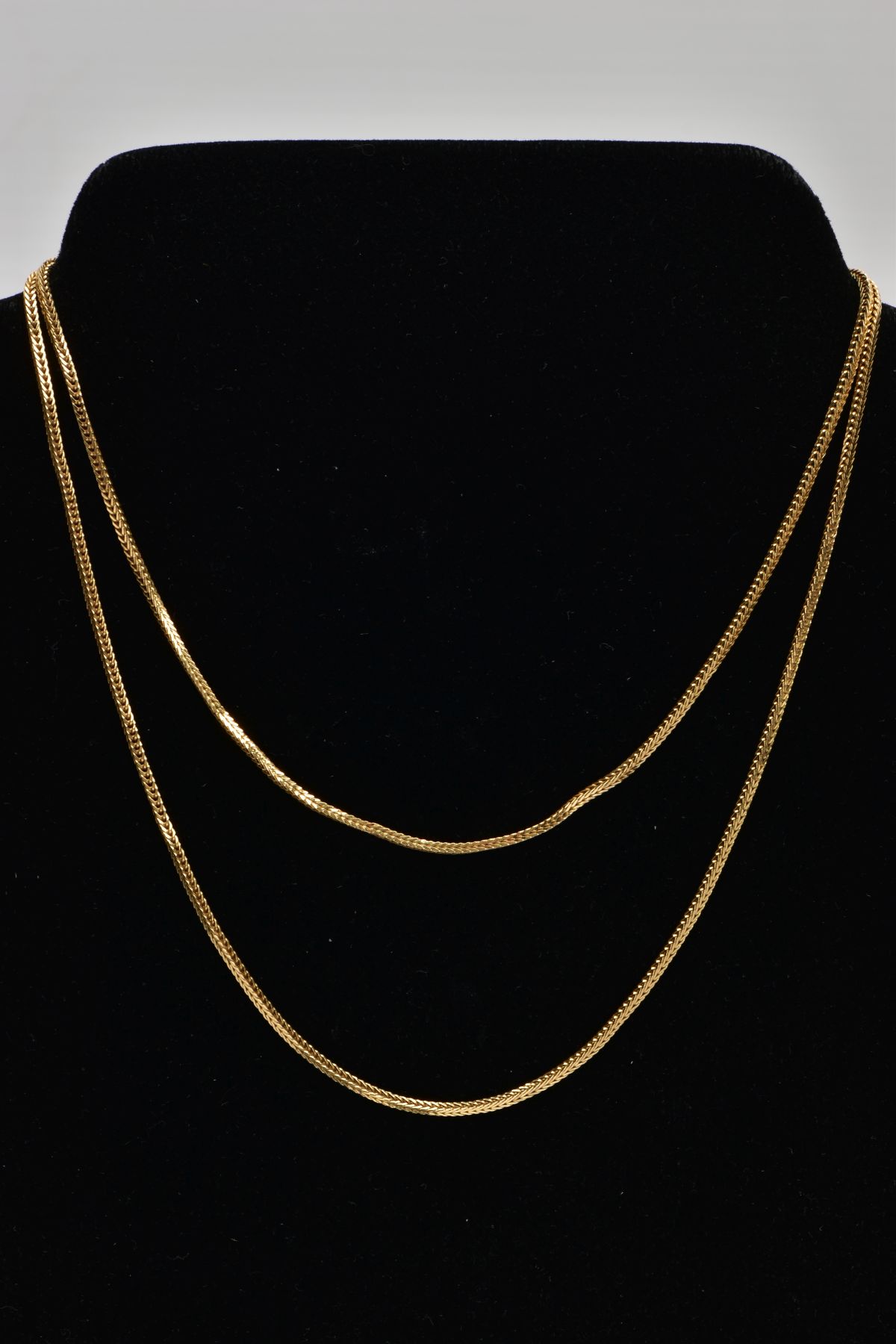 A YELLOW METAL BOX CHAIN, chain stamped '750', fitted with a spring clasp stamped '9ct', length