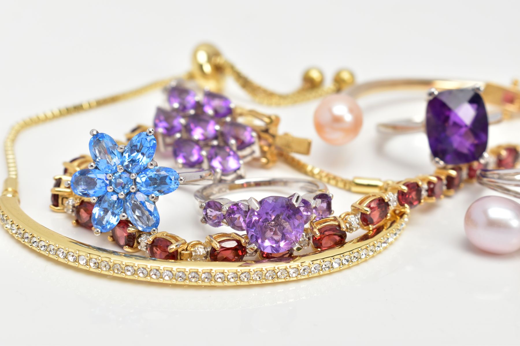A SELECTION OF JEWELLERY, to include a silver gilt line bracelet, set with oval cut garnets, each - Image 6 of 9