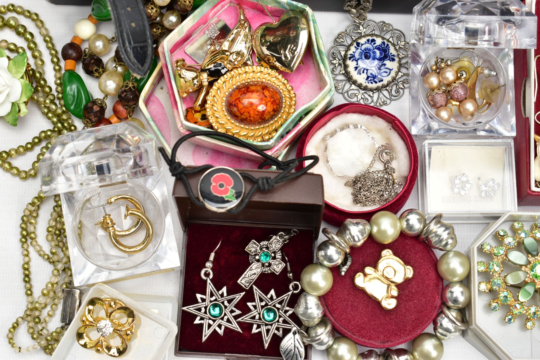 A BOX OF MOSTLY COSTUME JEWELLERY, to include various beaded necklaces, bracelets, lady’s fashion - Image 5 of 5