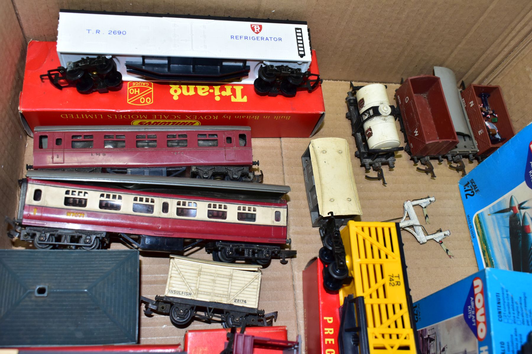 A QUANTITY OF BOXED AND UNBOXED 00 GAUGE MODEL RAILWAY ITEMS, to include three unboxed damaged Tri- - Image 3 of 3