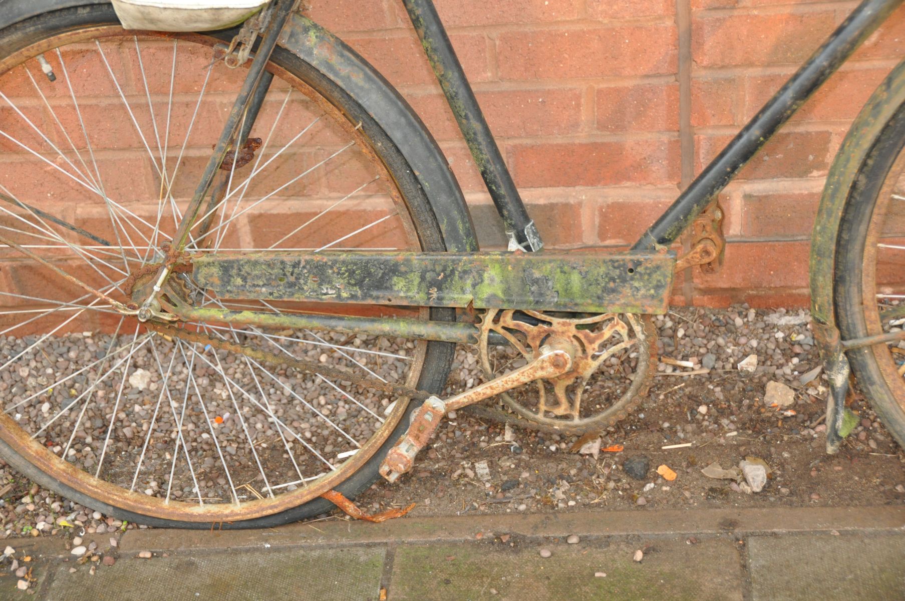 A VINTAGE TRIUMPH GENTS BIKE with three speed gears, 23in frame (distressed) - Image 2 of 4