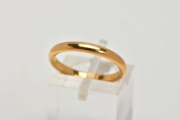 AN EARLY 20TH CENTURY 22CT GOLD WEDDING BAND, a plain polished court ring, measuring approximately