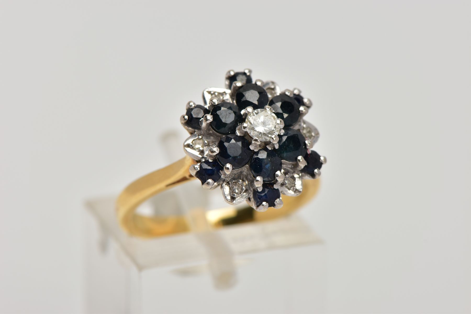 A SAPPHIRE AND DIAMOND CLUSTER RING, a three tier cluster of circular cut sapphires and diamonds, - Bild 4 aus 4