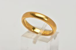 AN EARLY 20TH CENTURY 22CT GOLD WEDDING BAND, a plain polished court ring, measuring approximately