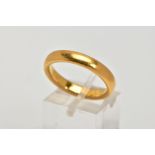AN EARLY 20TH CENTURY 22CT GOLD WEDDING BAND, a plain polished court ring, measuring approximately