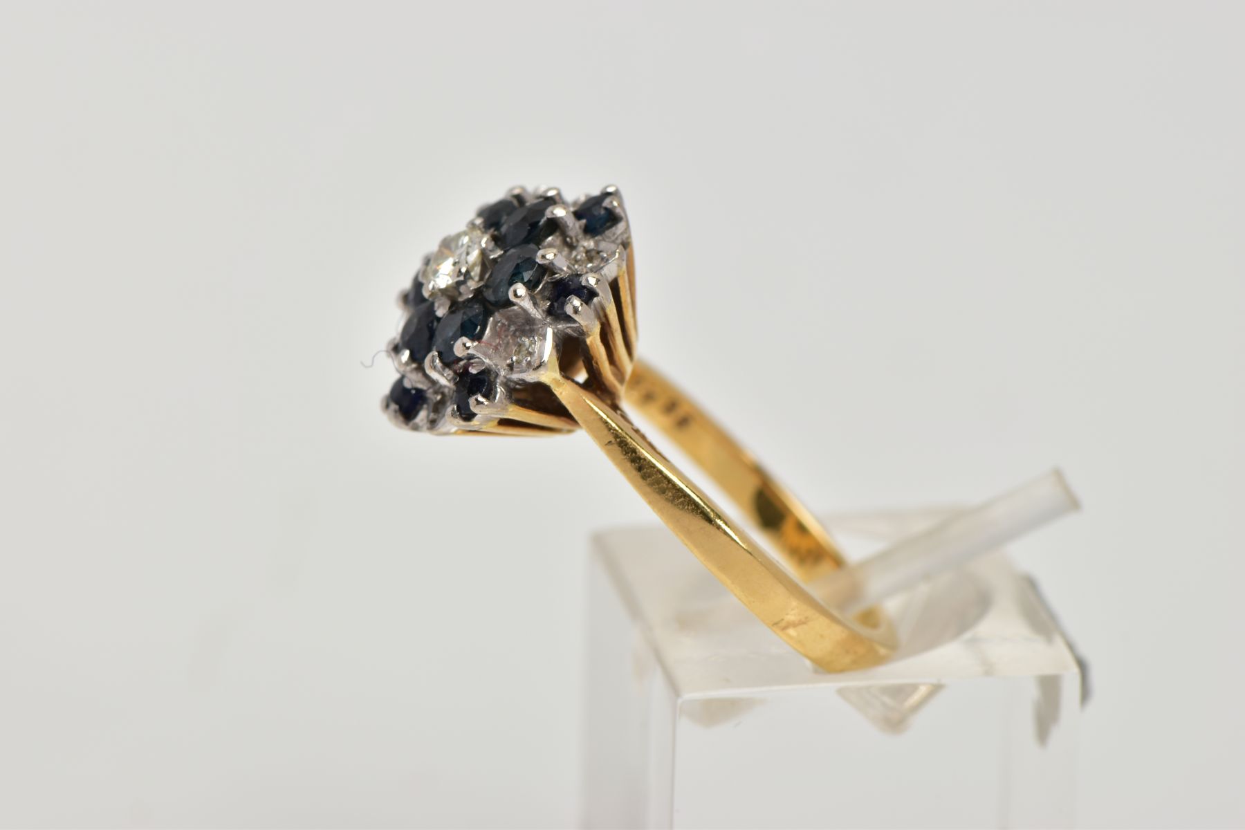 A SAPPHIRE AND DIAMOND CLUSTER RING, a three tier cluster of circular cut sapphires and diamonds, - Bild 2 aus 4