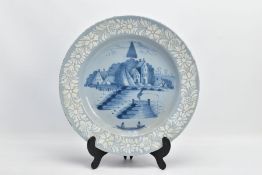 AN 18TH CENTURY BRISTOL DELFT CIRCULAR CHARGER, the outer rim with a border of bianco-sopro-bianco