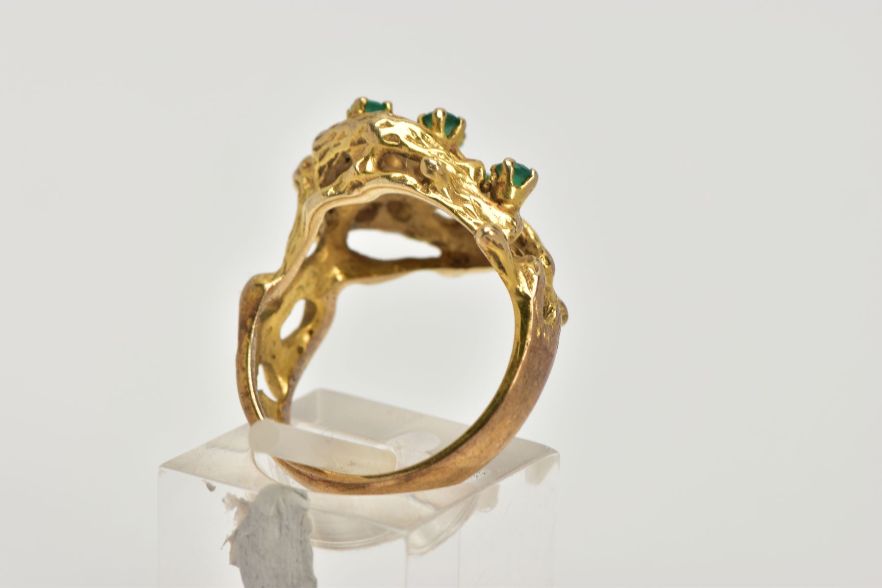 AN ABSTRACT GEM RING, of textured openwork design, claw set with seven circular cut green gems - Image 3 of 4