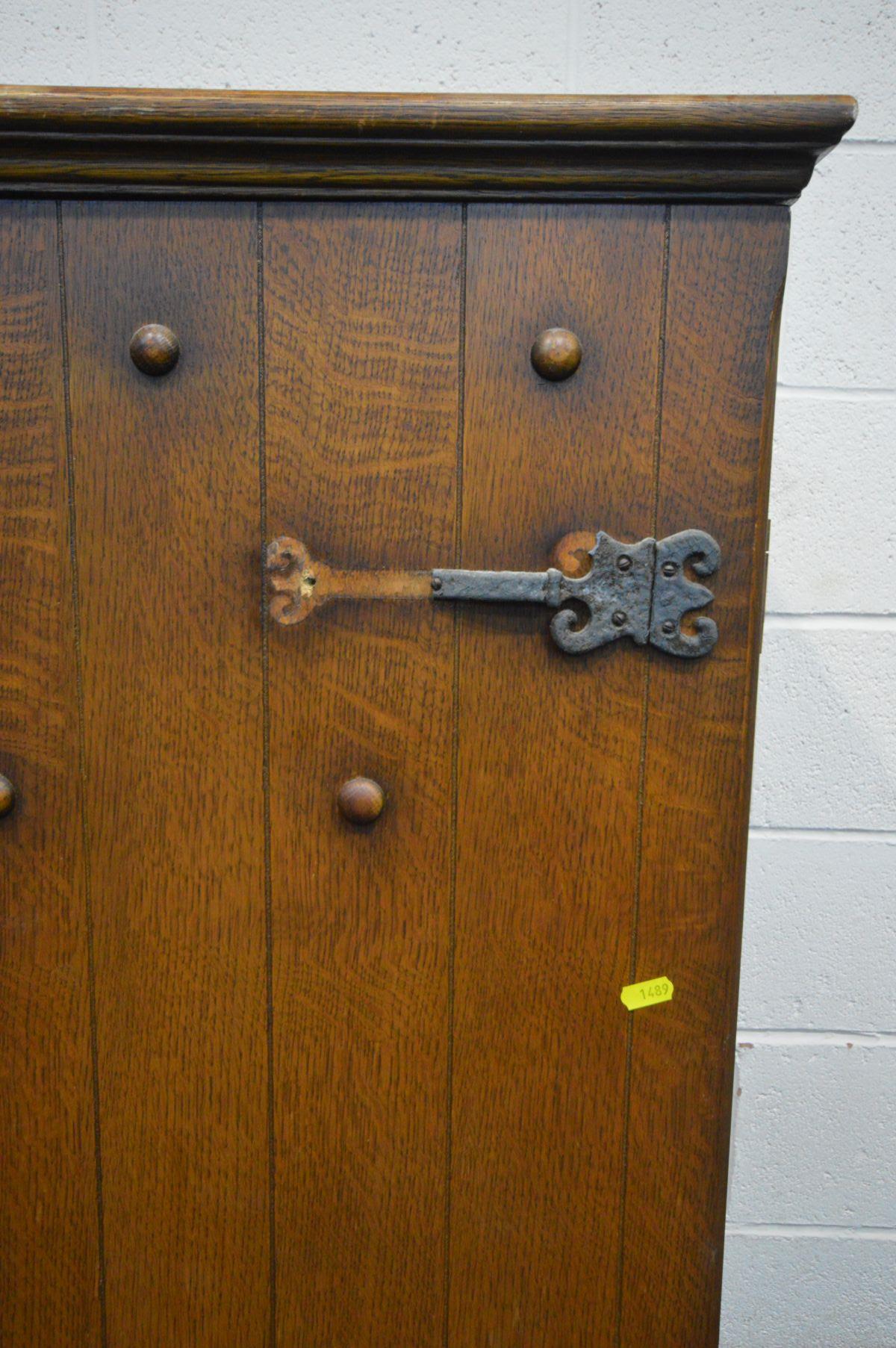 AN OAK THREE PIECE BEDROOM SUITE, comprising two double door wardrobes, width 114cm x depth 58cm, - Image 5 of 5