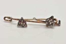 A YELLOW METAL FOX HEAD BAR BROOCH, designed with two fox heads set with rose cut diamonds and