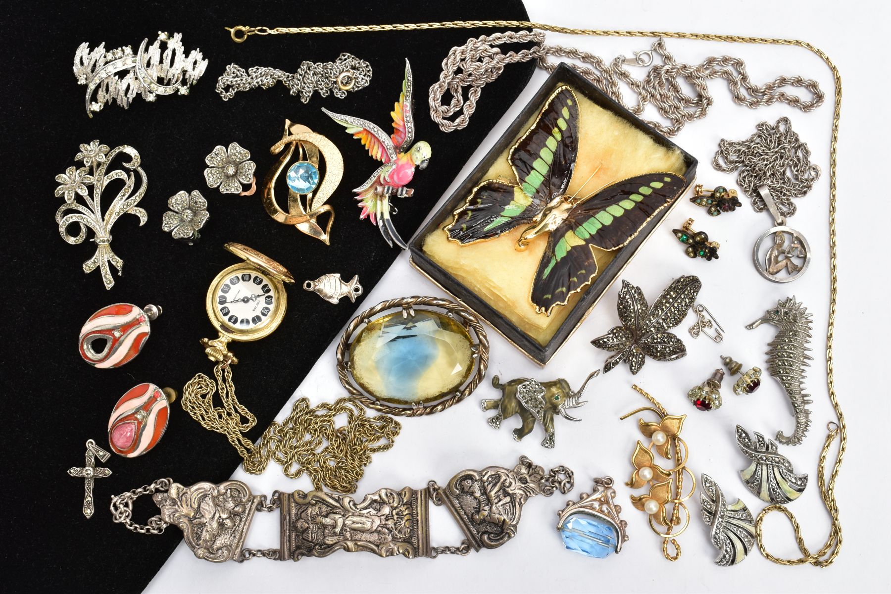 A SMALL SELECTION OF COSTUME JEWELLERY, to include a marcasite leaf brooch, further marcasite