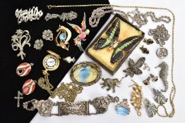 A SMALL SELECTION OF COSTUME JEWELLERY, to include a marcasite leaf brooch, further marcasite