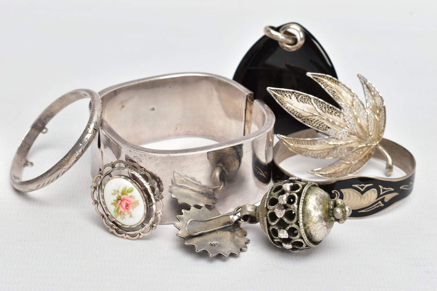 A BAG OF ASSORTED WHITE METAL JEWELLERY, to include a square shaped wide hollow bangle, fitted - Image 4 of 4