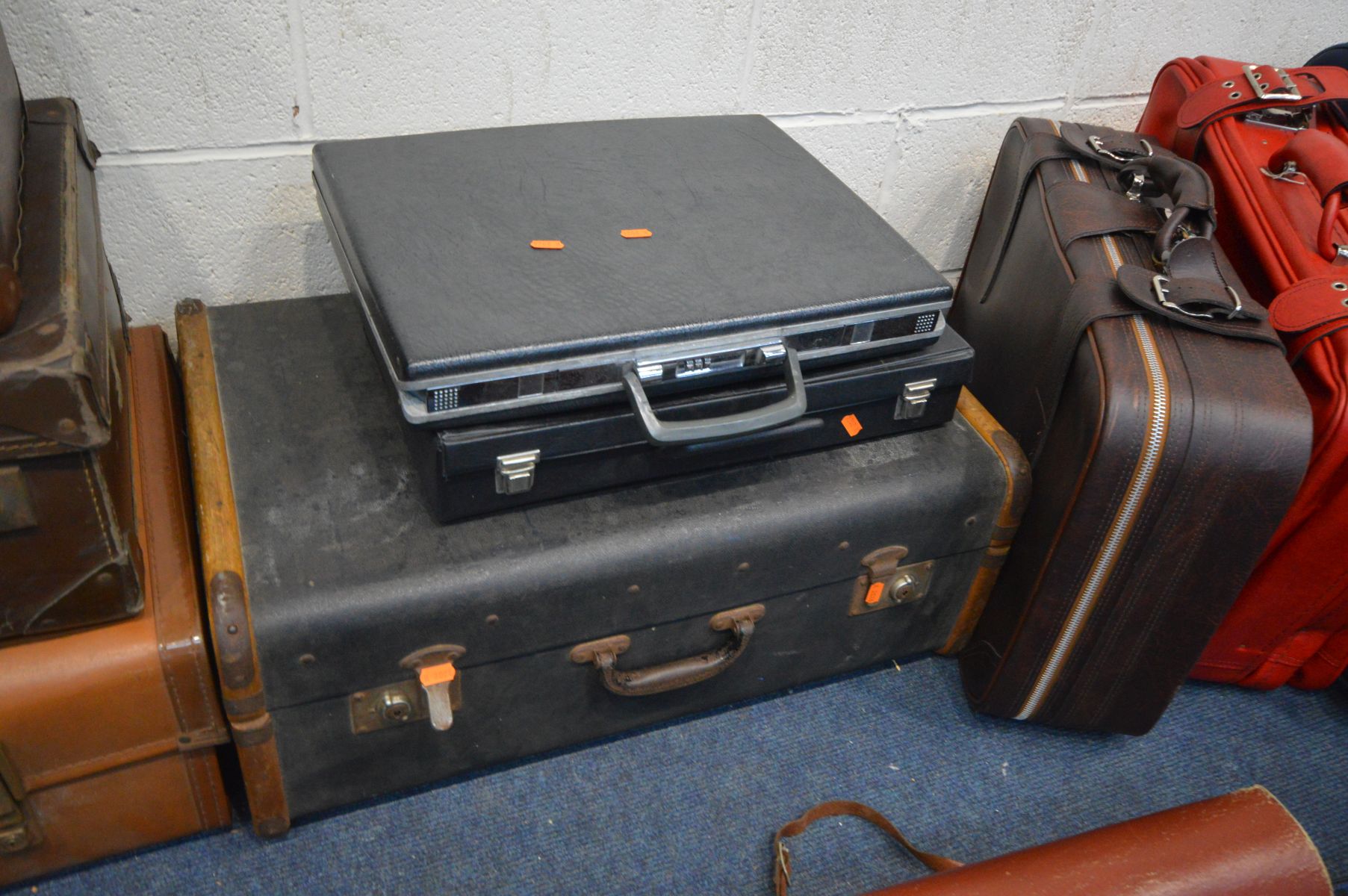 A SELECTION OF TWENTY FIVE VARIOUS LUGGAGE, of various styles, ages and materials - Image 4 of 5