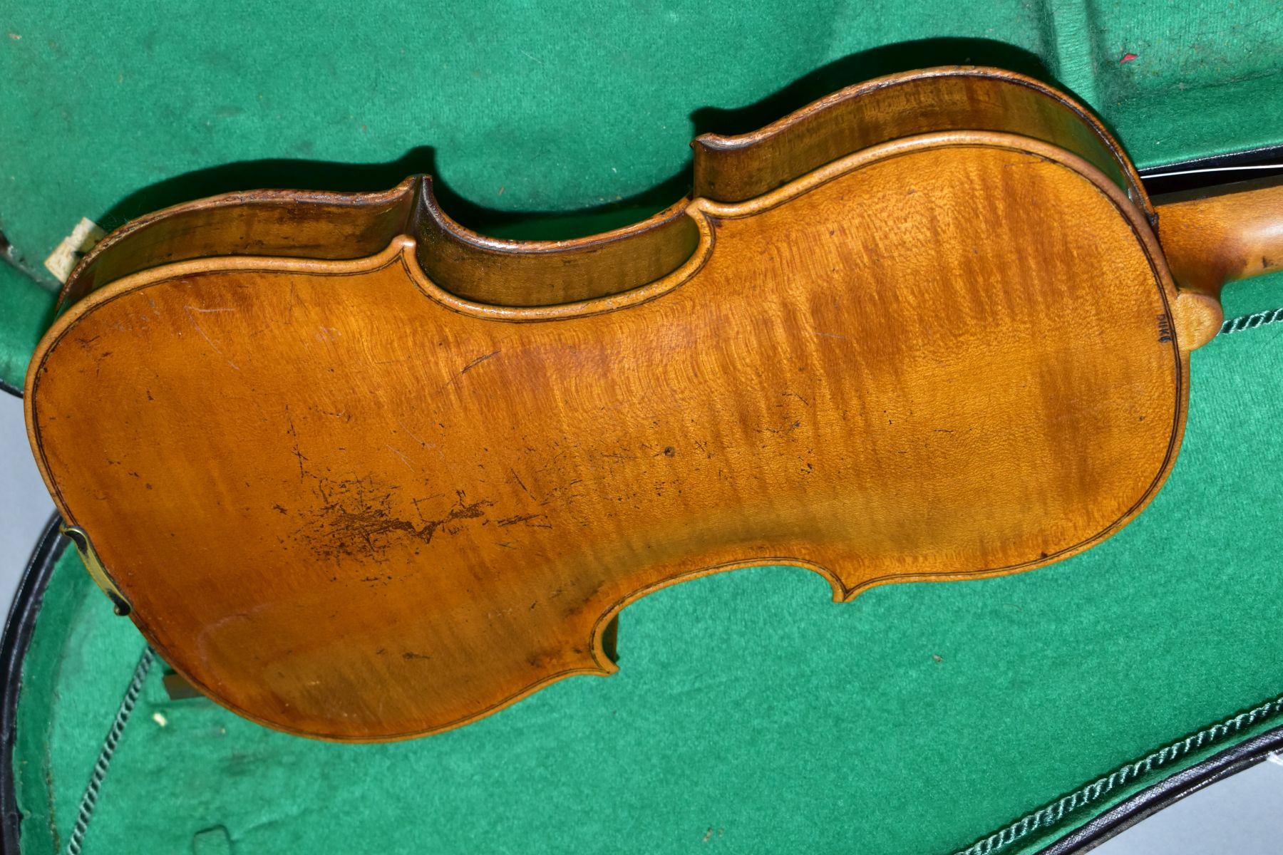 AN EARLY 20TH CENTURY VIOLIN, STAMPED 'DUKE' BELOW THE BUTTON, single piece back, overall length - Bild 4 aus 7