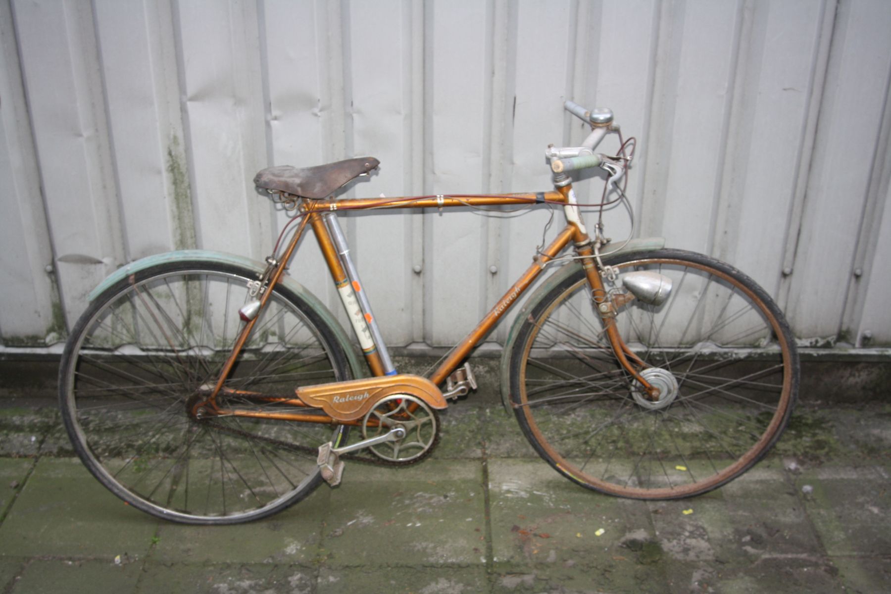 A BROWN GENTLEMANS RALEIGH GRAND TURISMO G.T. 250 BICYCLE, with a 21 inch frame and Sturmey Archer