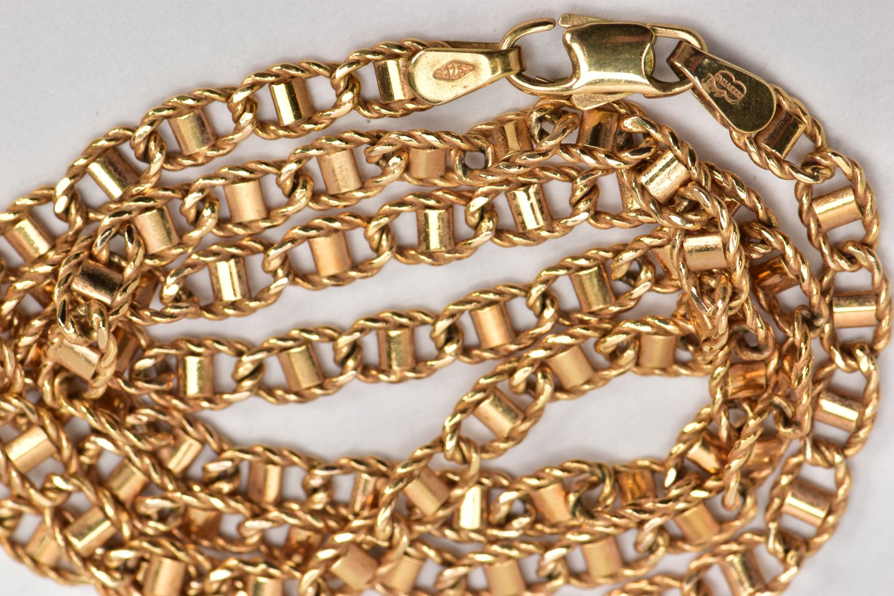 A 9CT GOLD ROPE TWIST MARINER CHAIN, fitted with a lobster claw clasp hallmarked 9ct gold London - Image 2 of 2