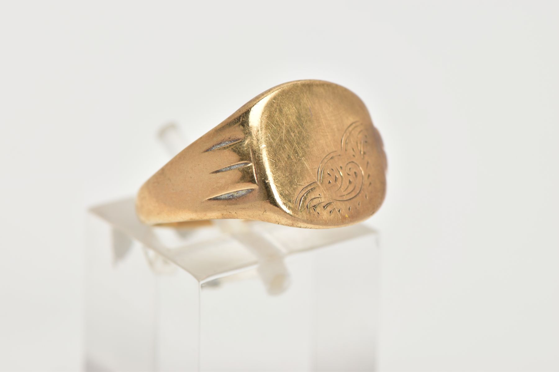 A 9CT GOLD SQUARE SIGNET RING, engraved detail on the face, approximately 12.4mm at the widest - Image 4 of 4