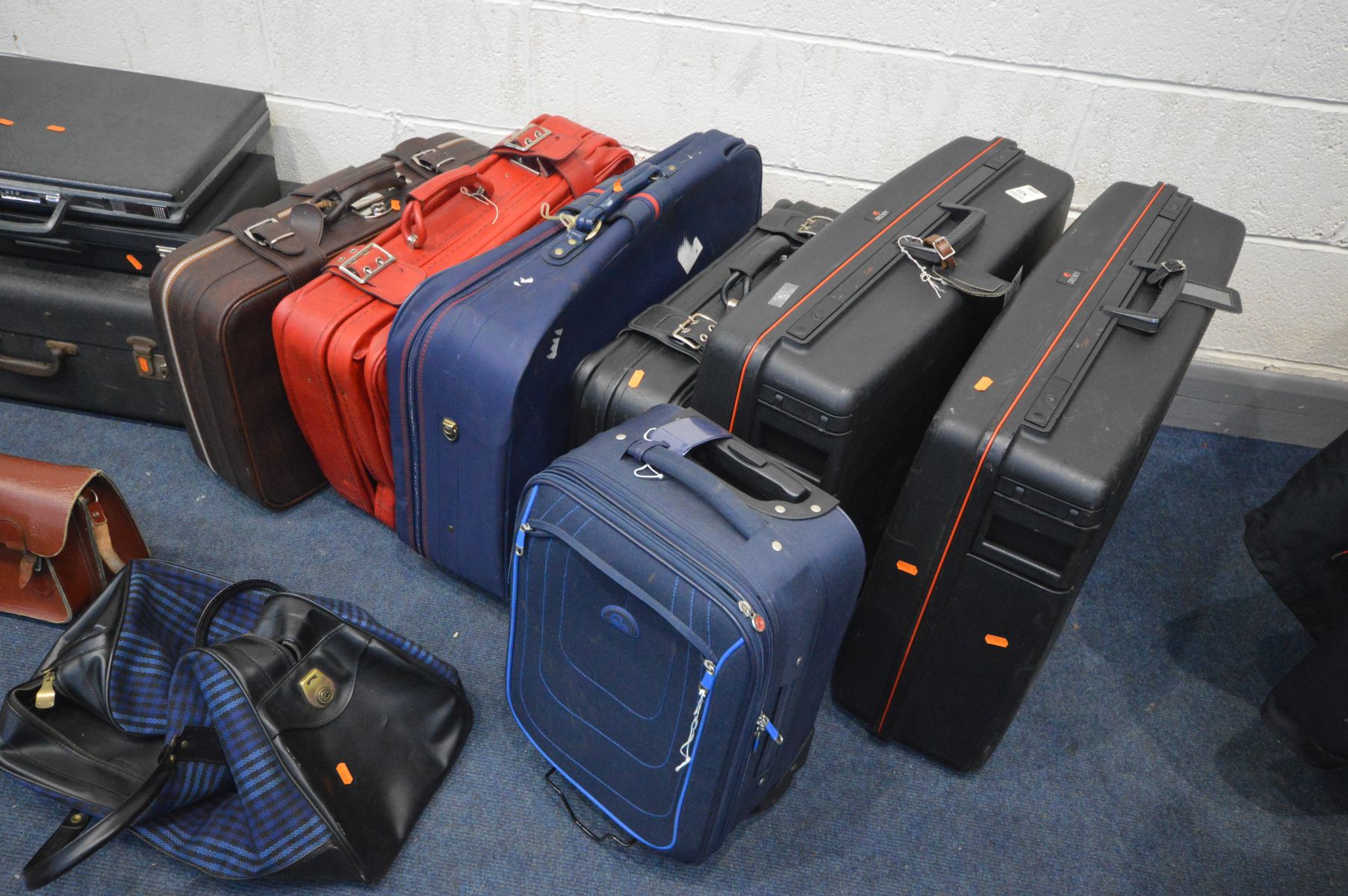 A SELECTION OF TWENTY FIVE VARIOUS LUGGAGE, of various styles, ages and materials - Image 5 of 5