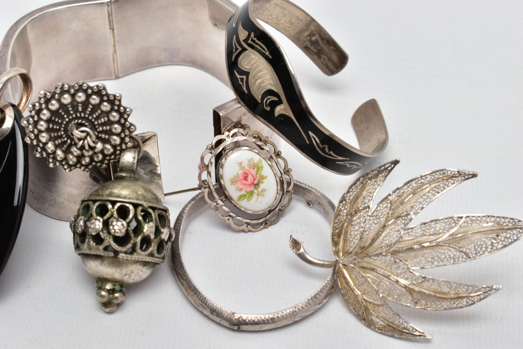 A BAG OF ASSORTED WHITE METAL JEWELLERY, to include a square shaped wide hollow bangle, fitted - Image 2 of 4