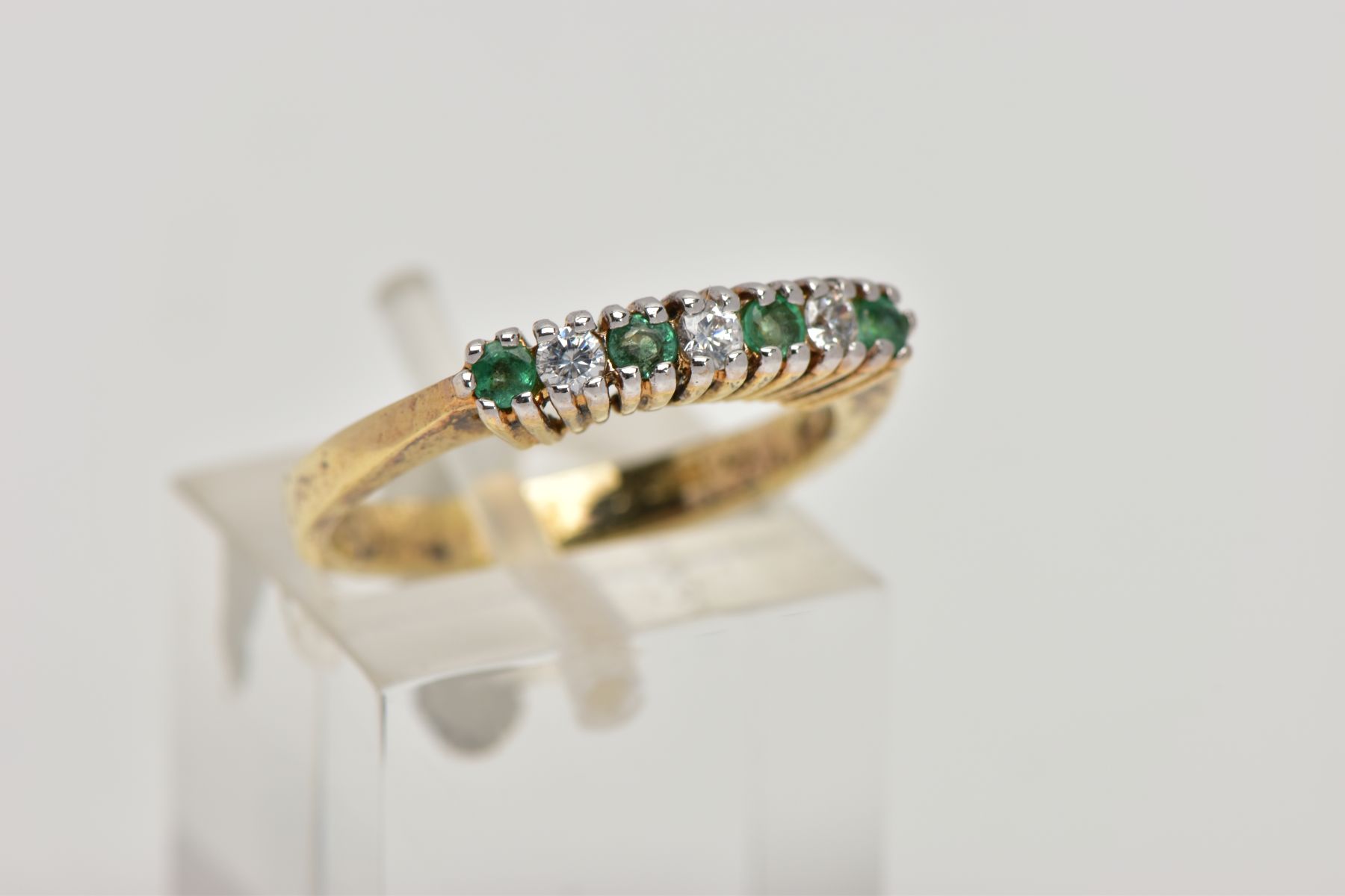 A YELLOW METAL HALF ETERNITY RING, designed with a row of four circular cut emeralds, interspaced - Image 5 of 5