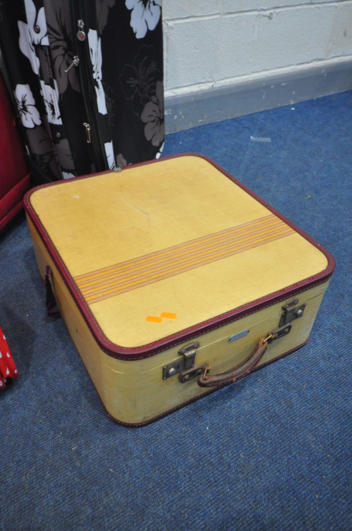 SIX VARIOUS SUITCASES, including a mid-century suitcase, labelled Airport lightweight luggage - Bild 2 aus 2