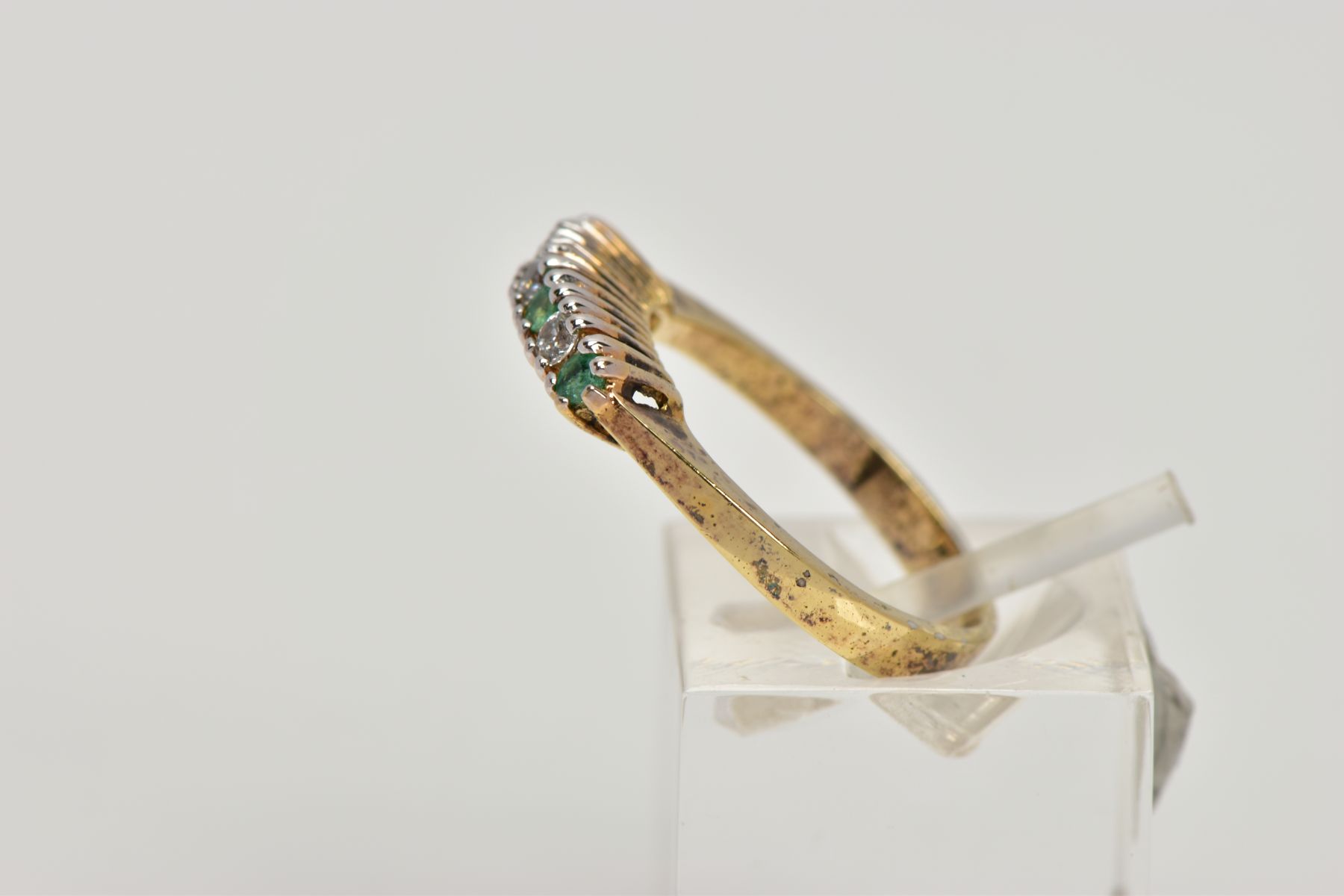 A YELLOW METAL HALF ETERNITY RING, designed with a row of four circular cut emeralds, interspaced - Image 3 of 5