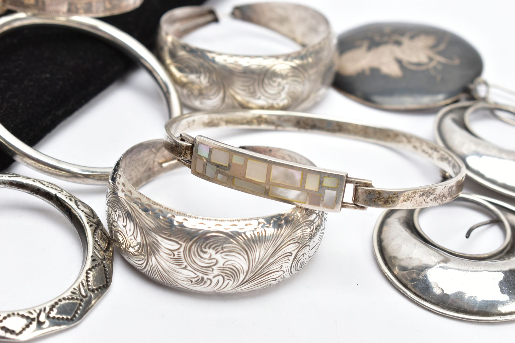 A SELECTION OF WHITE METAL EARRINGS, BANGLES AND A BROOCH, to include two pairs of polished hoops, - Image 3 of 4