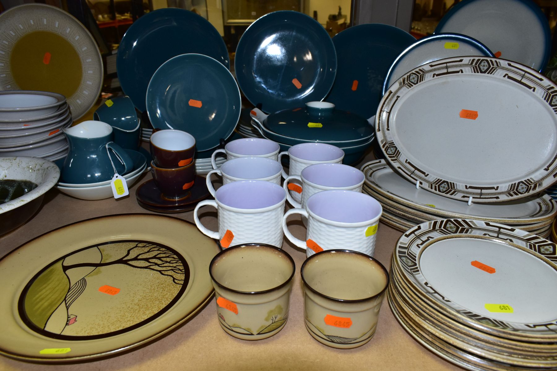A QUANTITY OF ASSORTED POOLE, DENBY TEA AND DINNERWARES AND OTHER SIMILAR POTTERY STONEWARE ITEMS,