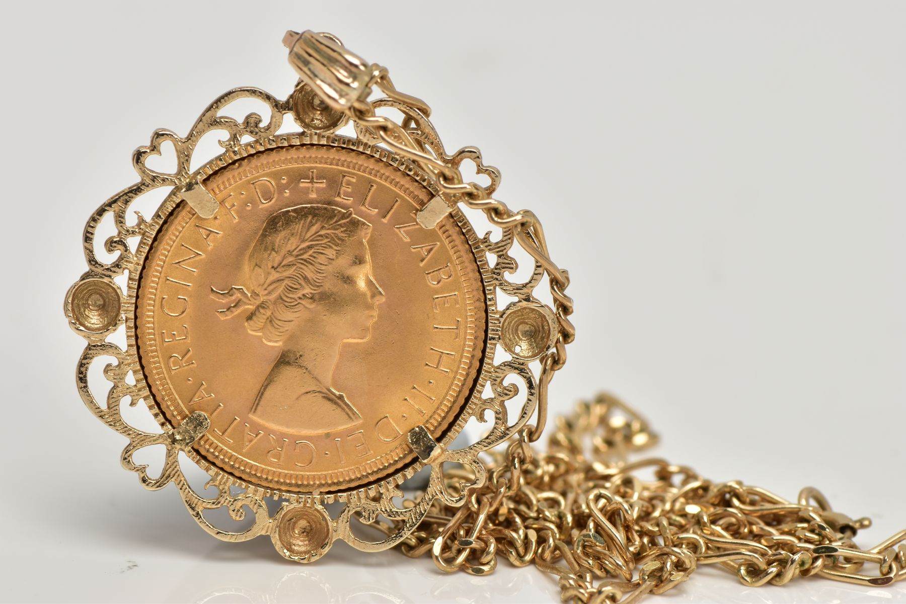 A MOUNTED FULL SOVEREIGN PENDANT AND CHAIN, sovereign depicting Queen Elizabeth II, George and the - Image 2 of 2