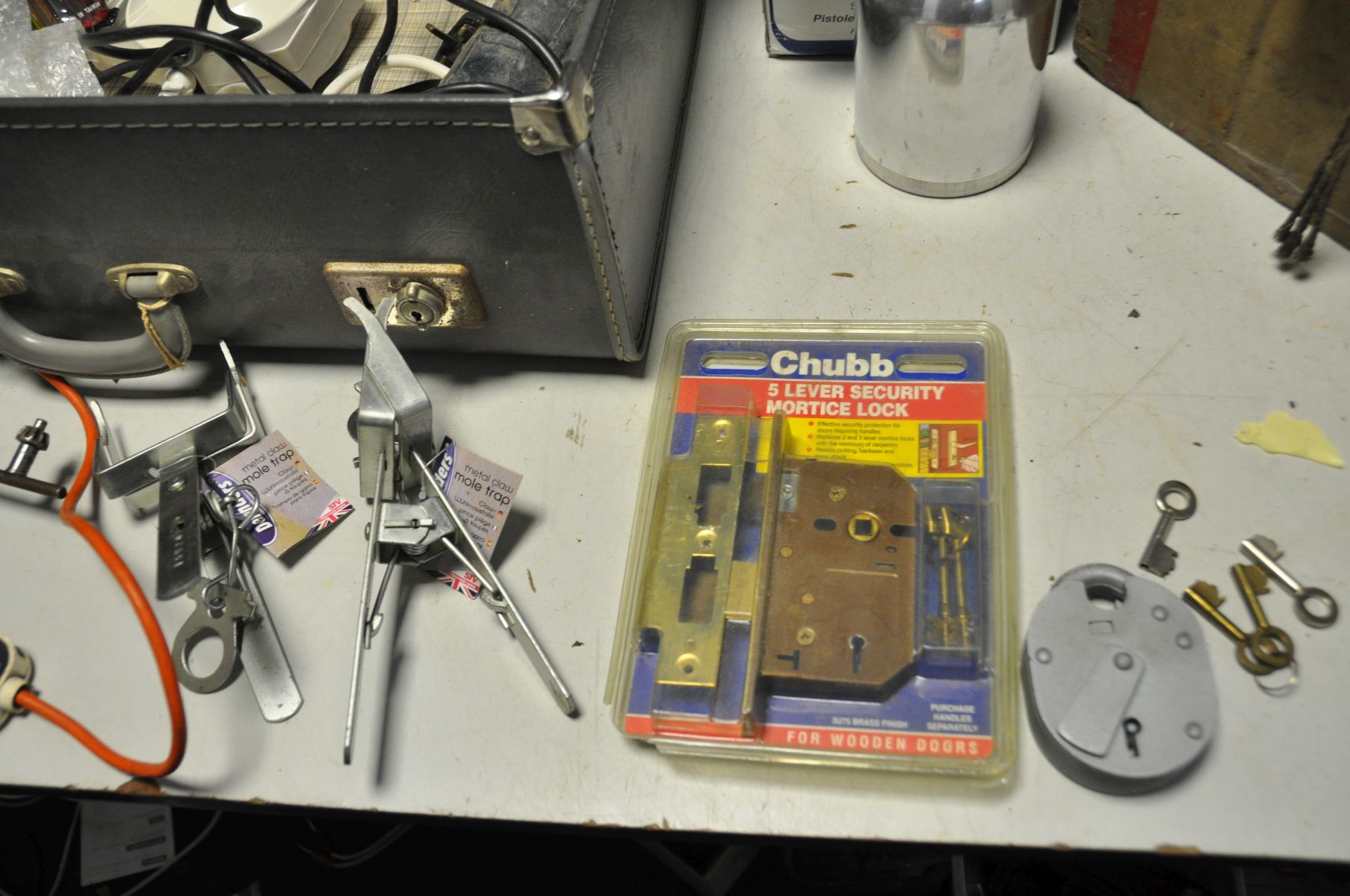 A CASE AND A VINTAGE WOODEN AMMO BOX CONTAINING TOOLS including a Bosch 4in Angle Grinder (PAT - Image 2 of 5