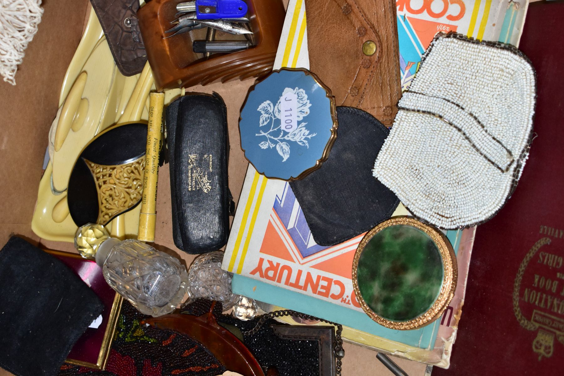 A BOX OF SUNDRIES, to include compacts (Stratton, etc) cigarette case (Oriental design), beaded - Image 6 of 6
