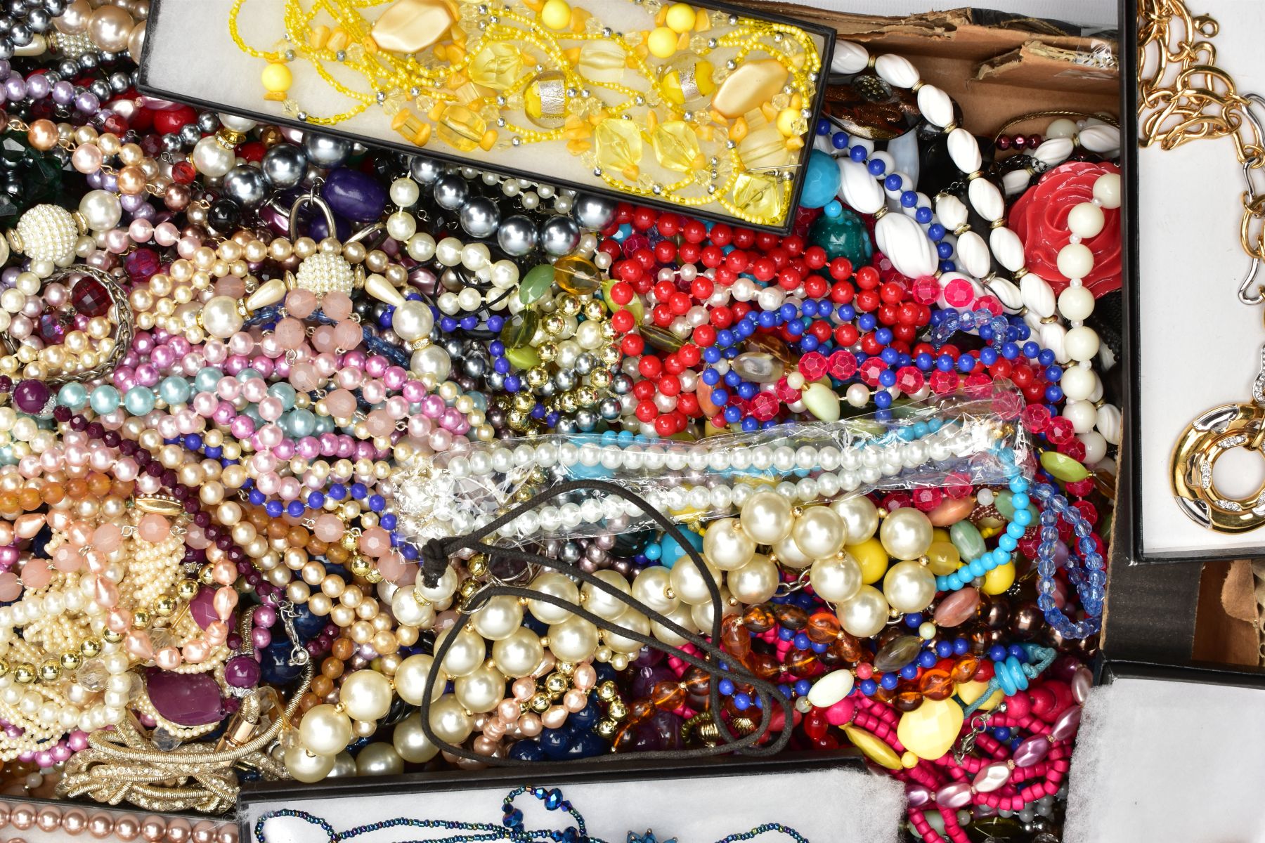 A SELECTION OF COSTUME JEWELLERY to include a selection of beaded necklaces and bracelets etc - Image 4 of 4