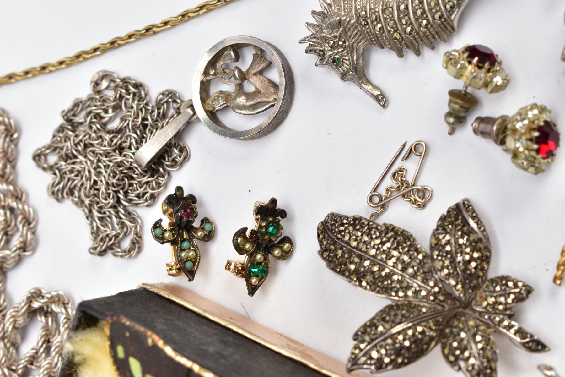 A SMALL SELECTION OF COSTUME JEWELLERY, to include a marcasite leaf brooch, further marcasite - Image 6 of 6