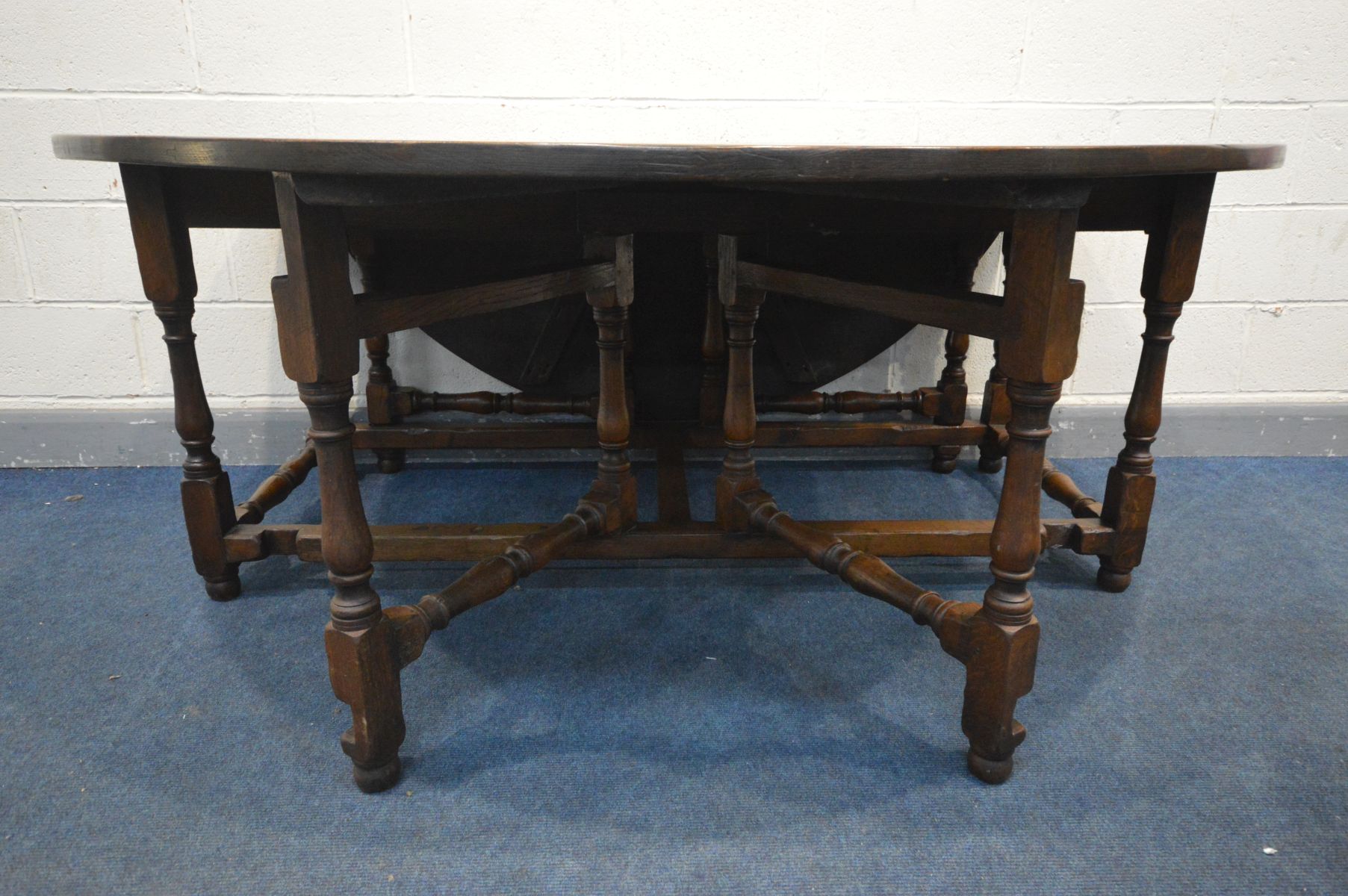 A LARGE REPRODUCTION GEORGIAN STYLE OAK GATE LEG TABLE, the drop leaves each with double legs, - Image 3 of 5