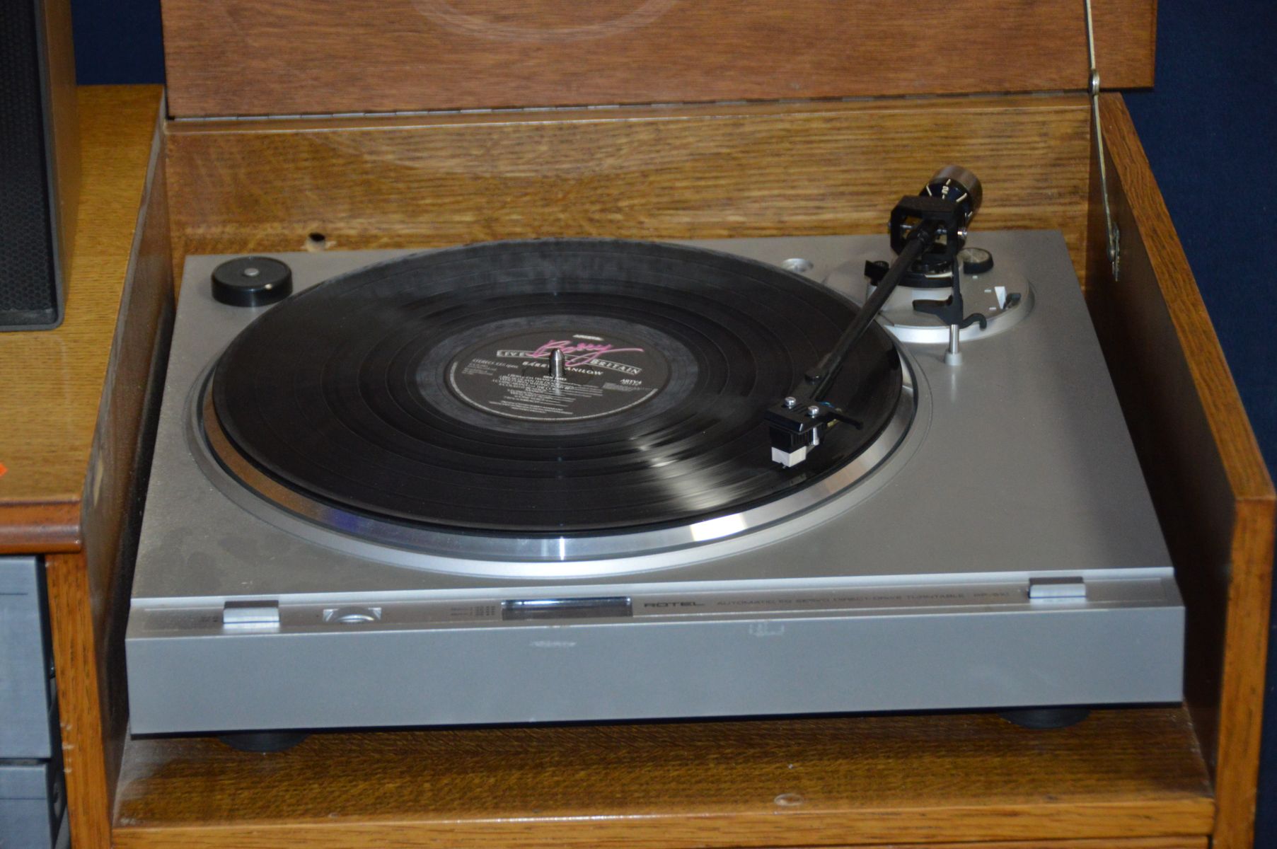 A VINTAGE ROTEL COMPONANT HI FI in an oak cabinet comprising of a RP 510 turntable (works as - Bild 3 aus 3