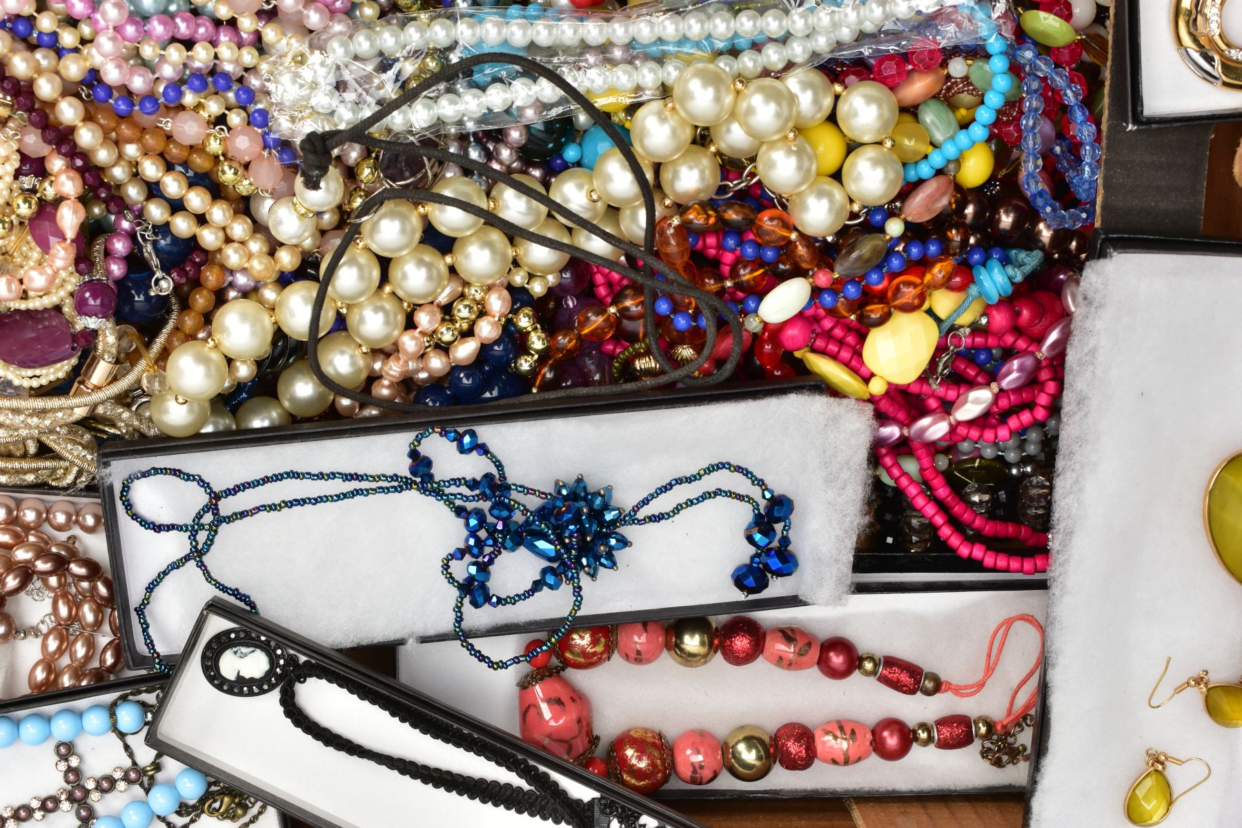 A SELECTION OF COSTUME JEWELLERY to include a selection of beaded necklaces and bracelets etc - Image 3 of 4