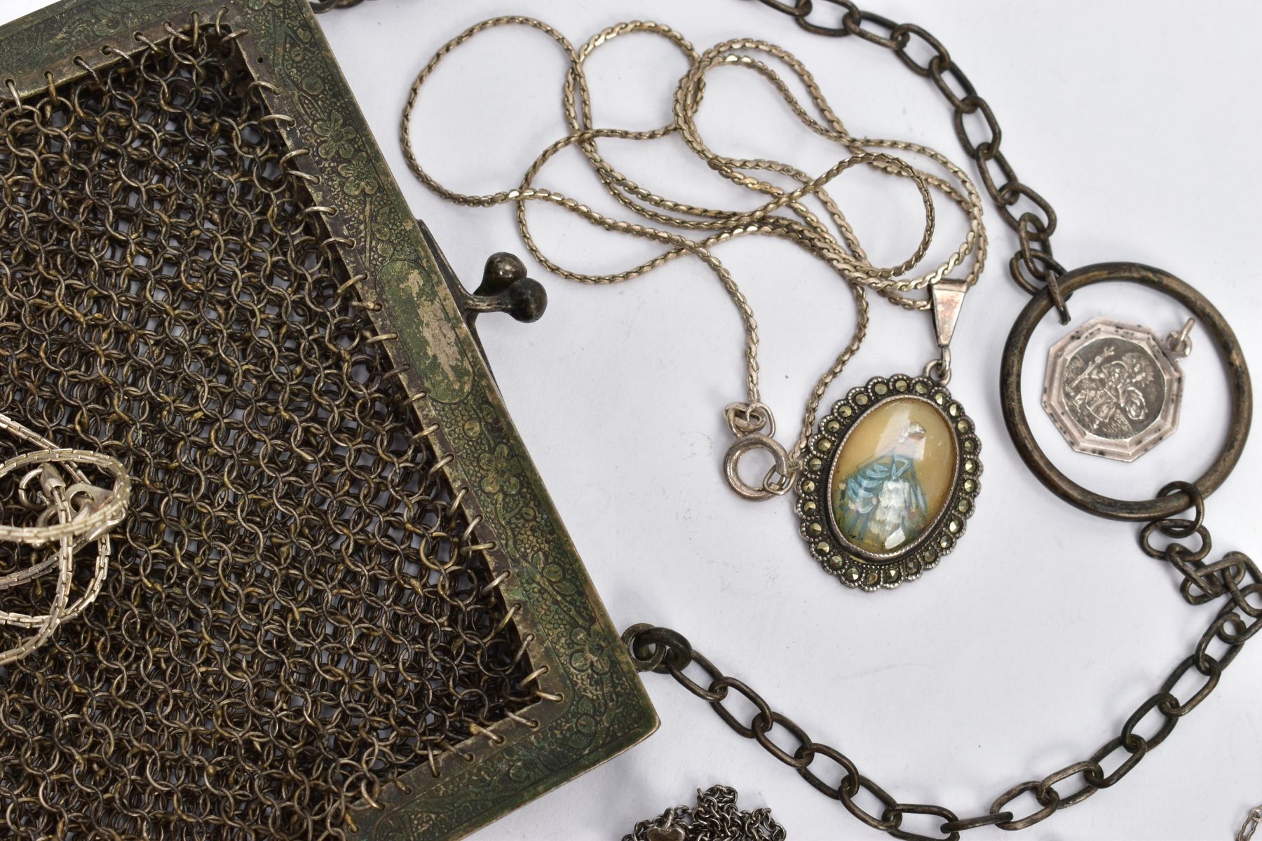 A SELECTION OF WHITE METAL JEWELLERY AND A METAL MESH COIN PURSE, four white metal floral style - Image 5 of 5