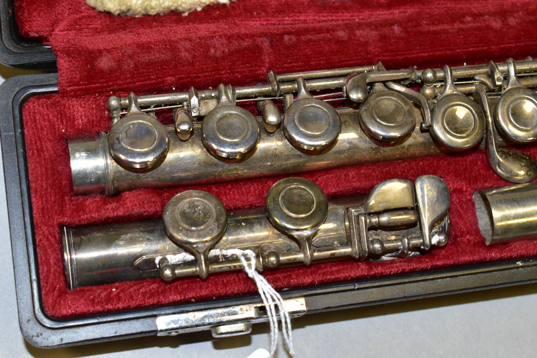 A CASED YAMAHA SILVER PLATED FLUTE, bears model No. YFL2115, the case fitted with cleaning - Bild 3 aus 5