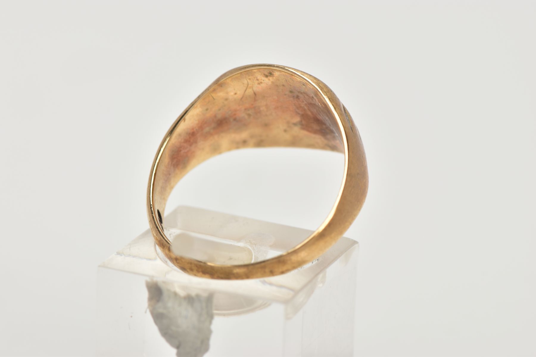 A 9CT GOLD SQUARE SIGNET RING, engraved detail on the face, approximately 12.4mm at the widest - Image 3 of 4